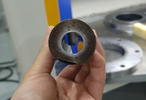 模具內(nèi)孔用磨床磨過，對內(nèi)孔拋光提升光潔度使用斯曼克磨粒流進(jìn)行加工